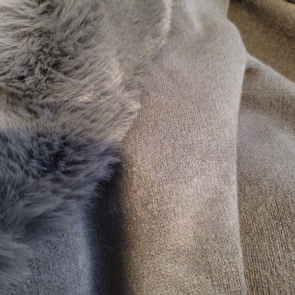 This & That Gray Faux Fur Trim Poncho Cape One Size - Picture 14 of 15